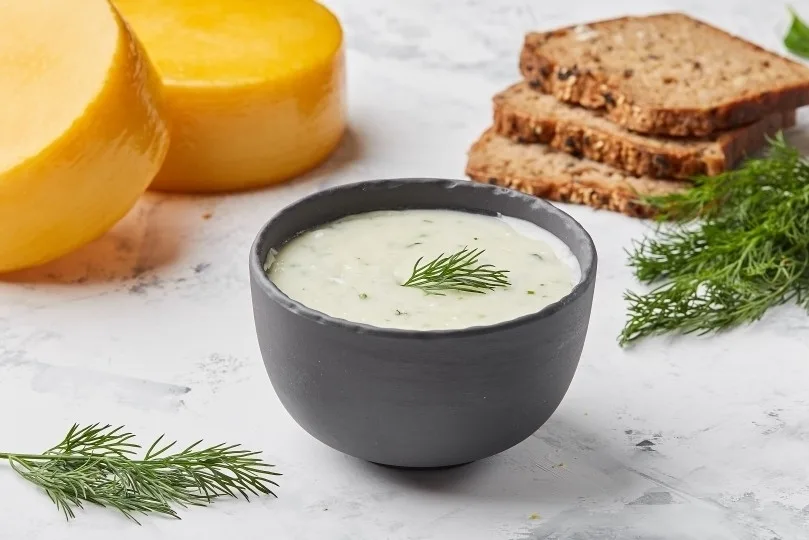 Фондю из коровьего сыра с травами